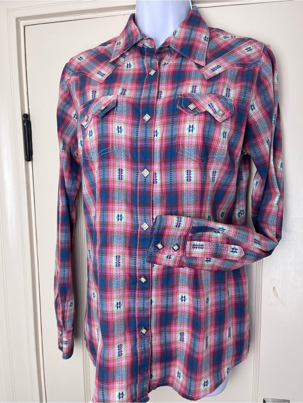 Vintage Wrangler Cowgirl Western Shirt with Pearl Snaps and Woven design Small